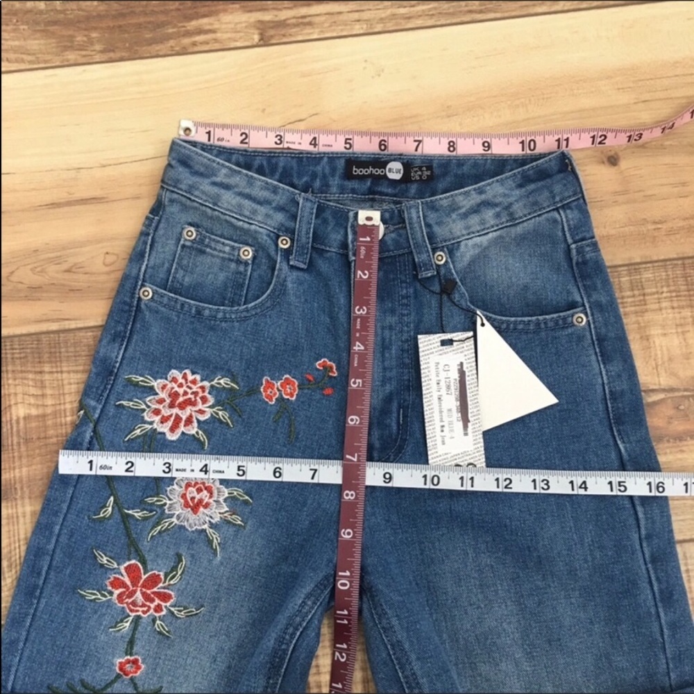 Boohoo | Emily Embroidered Mom Jeans P170 - Picture 7 of 9